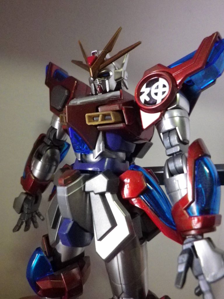 ガイアカラーのプレミアムミラークロームの剥がれ防止と発色アップのためにクレオスのＧＸカラーのウィノーブラックを下地吹きしています。少々のシャドー吹きは黒鉄色を薄めて塩梅を見て吹き付けてあります。