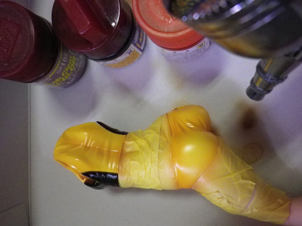 くどくならない様に補正しながらエアブラシ吹き重ねを行っています。