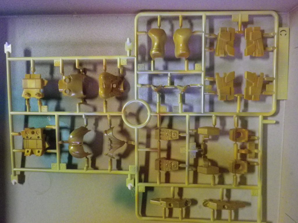 衣装は下地色クレオスのシルバー、シャドー部分、ゴールドを吹き付け後にクレオスのクリアーオレンジでトップコーティングしています。