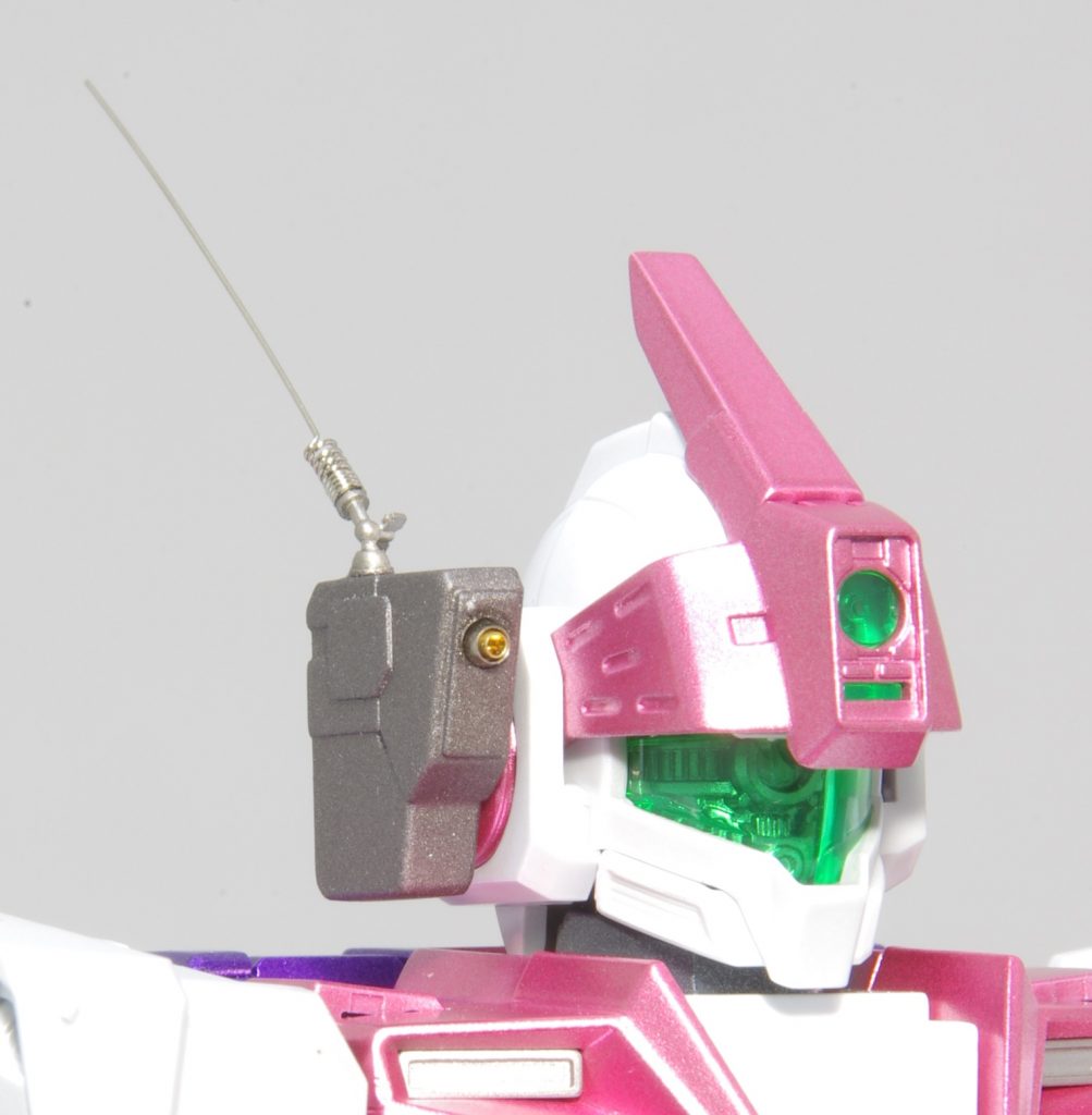 頭部のサイドポッド、勝手にガンポッド化しちゃってます
HIQさんのガンマズル、レギュラーS2.0mm(銀)にショートG1.3mm(金)をオフセットしてます