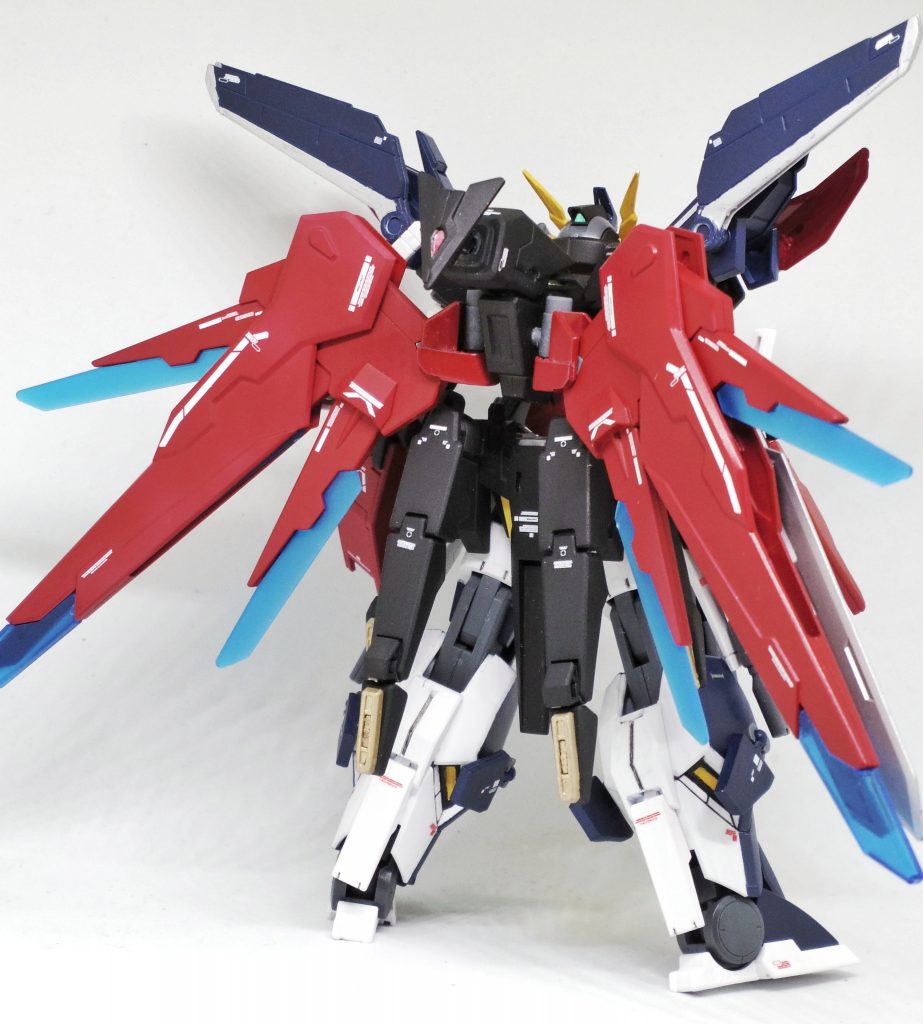 ## バックショット
バックパックの、大型のウイングの他、腰には、可動式のスラスターが4基備わっており、空間戦闘において、柔軟性の高い機動性を発揮する。