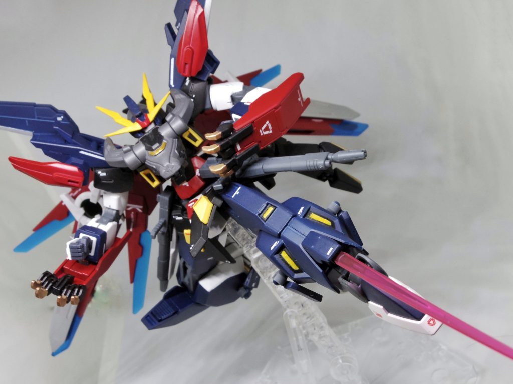 ## 脚部ビームサーベル
足首のアーマーに装備されたビームサーベル。
空間戦闘において、蹴りと共に斬撃を繰り出す。
固定装備のため、手持ちとして取り外すことはできない。