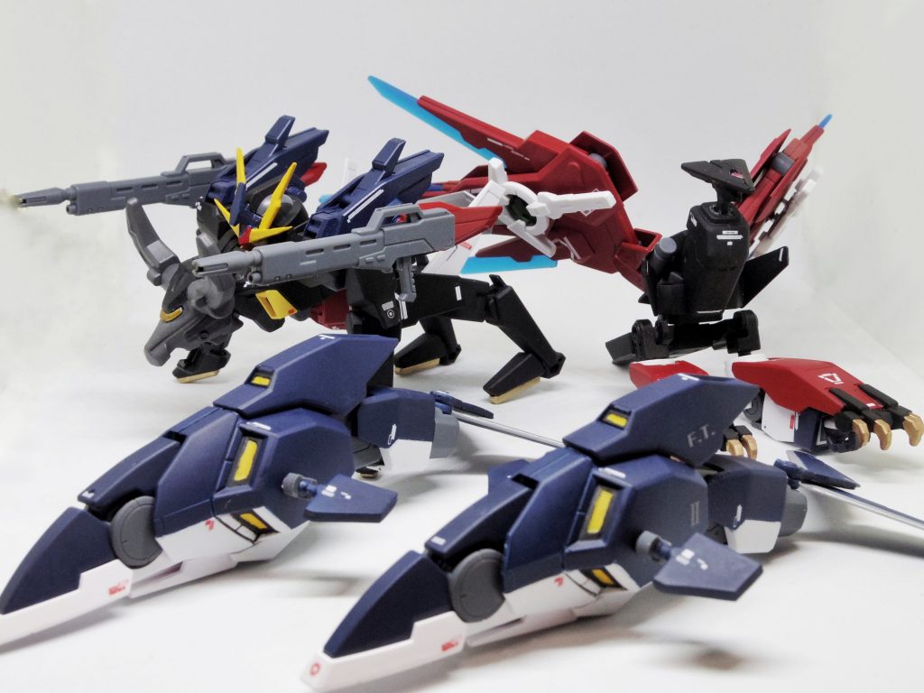 これまで、換装機体や変形機、支援機とMSの合体など、ギミックをもった作品を多く投稿してきた私ですが、新しいステージとして、長らく作りたいと思っていた合体ロボットを作ってみました！
私らしい作品でありながら、これまでにない形の作品となりました。
苦手なパテや、プラ板工作、筆塗り等も取り入れ、稚拙な部分もありますが、今の自分にできることを全て注ぎました！

以下おまけ画像です。