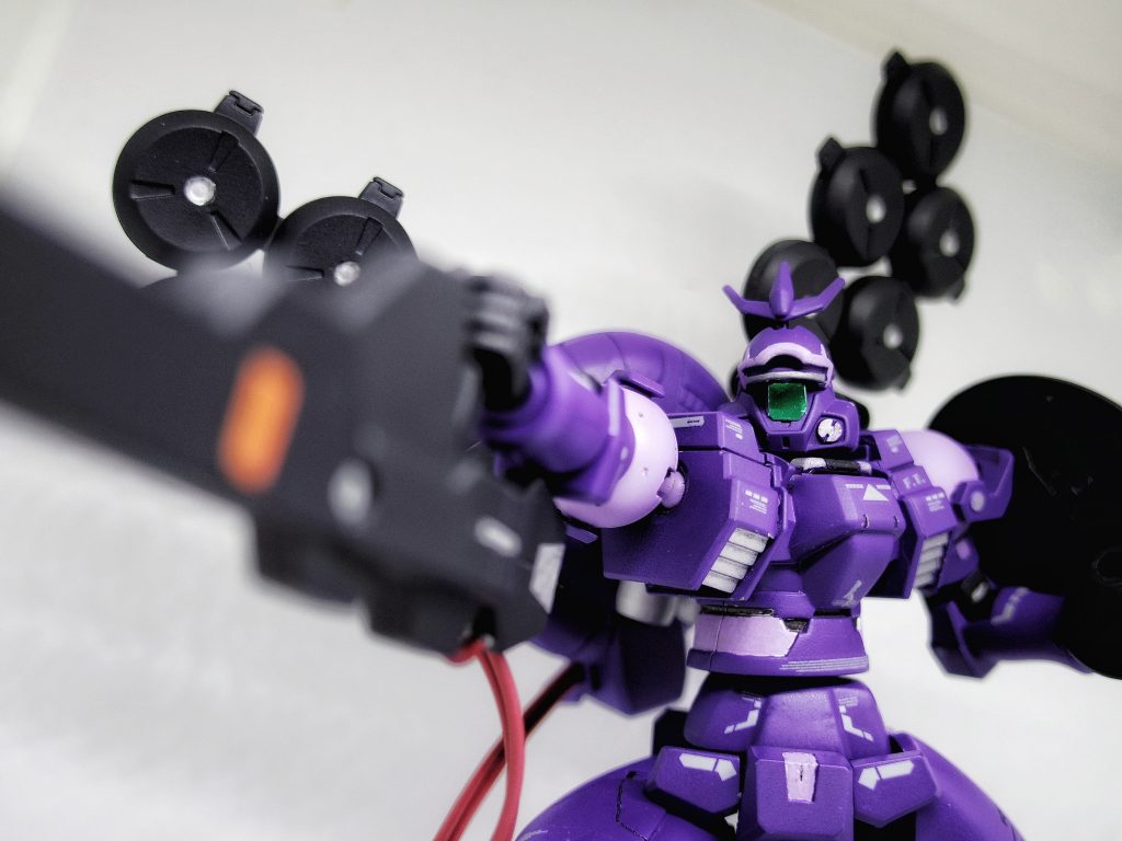 機体には、プラネイトディフェンサーと、ビームキャノンを装備。ガンダムを倒せる機体として、一度は、2機に分けられた装備を、改めて1機に集約している。