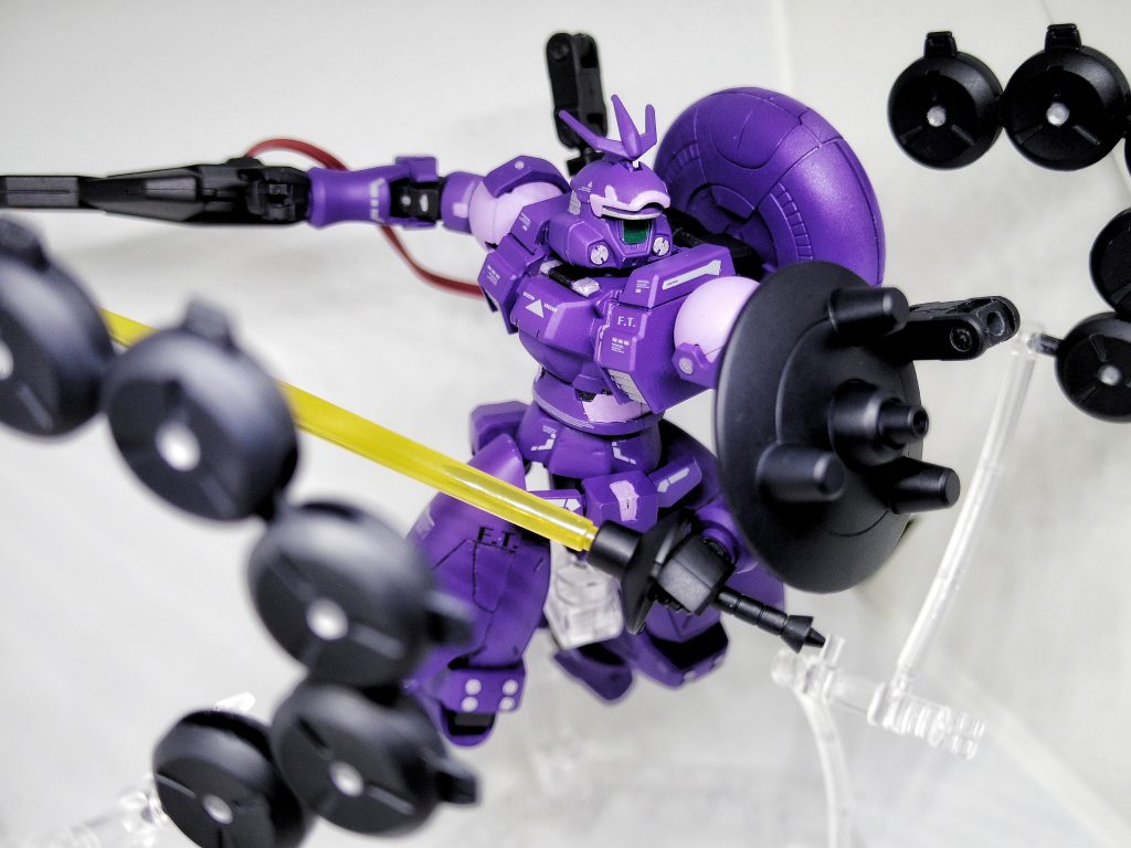 また、MDとして開発されたわけではないため、コックピットも設けられている。
機体の色は、赤と青を混ぜた紫となっている。