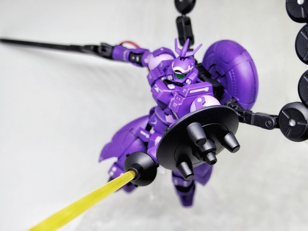 ビームキャノンは、ウイングガンダムのバスターライフルを上回る威力と連射性、発射回数が確保されている。
プラネイトディフェンサーは、通常のビームライフルであれば1機で、十分防御可能。ウイングゼロツインバスターライフルに対しても、数回であれば耐えることができる。