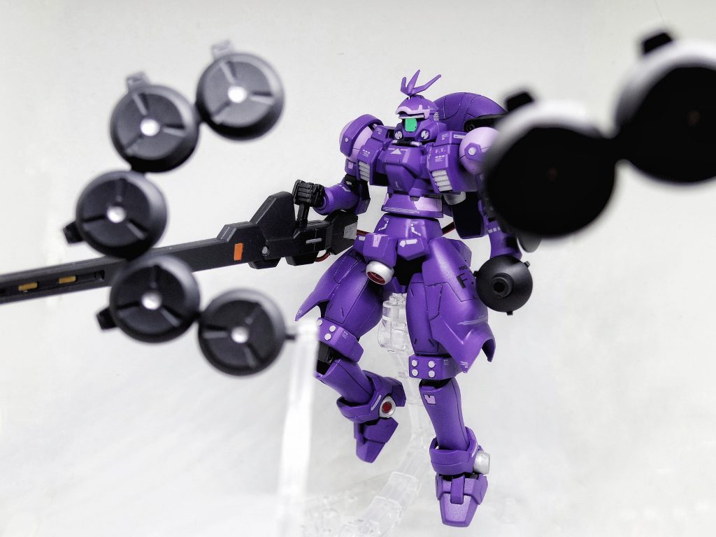 指揮官機でもある本機は、僚機を伴って出撃もする。その際、味方機の周囲にプラネイトディフェンサーを展開。味方の防御を堅め、自機は後方からビームキャノンで、僚機を支援、及び指揮を行う。
自機の防御は、クラッシュシールドのみとなるが、シールドは、ツインバスターライフルの威力にも、数度であれば耐える強度がある。