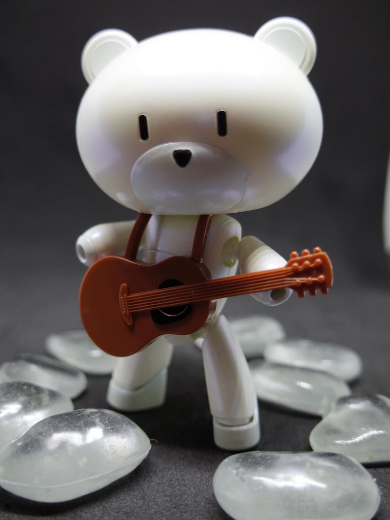 こちらが、中のプチッガイ本体です。
*ブルームーンストーン*を意識して、塗装してあります。
青白く反射しているのが、わかるでしょうか?(;・ω・)