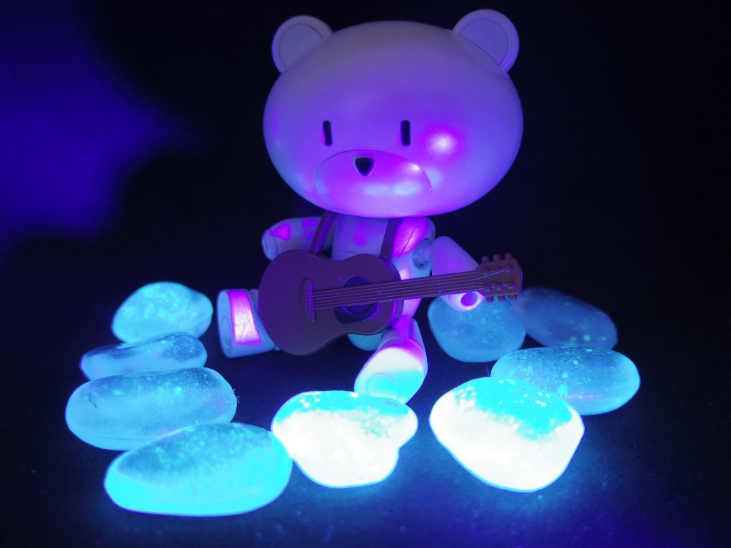 偶然の発見なのですが、ムーンストーンプチッガイにブラックライトを当てると赤紫色(ピンク?)に輝きます!