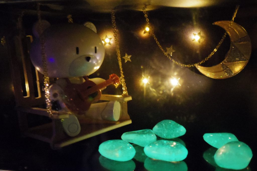 以上、ムーンストーンプチッガイでした♪

ベッドサイドの照明や、玄関、お部屋のインテリアにお１ついかがでしょうか？(^^)v

[材料]
プチッガイ:店頭価格
ケース:100円
ゴールドのチェーン:100円
ブランコ:100円
電飾:100円×2個
畜光ストーン:100円
三日月のヘアアクセサリー:100円
で作れます(^^)