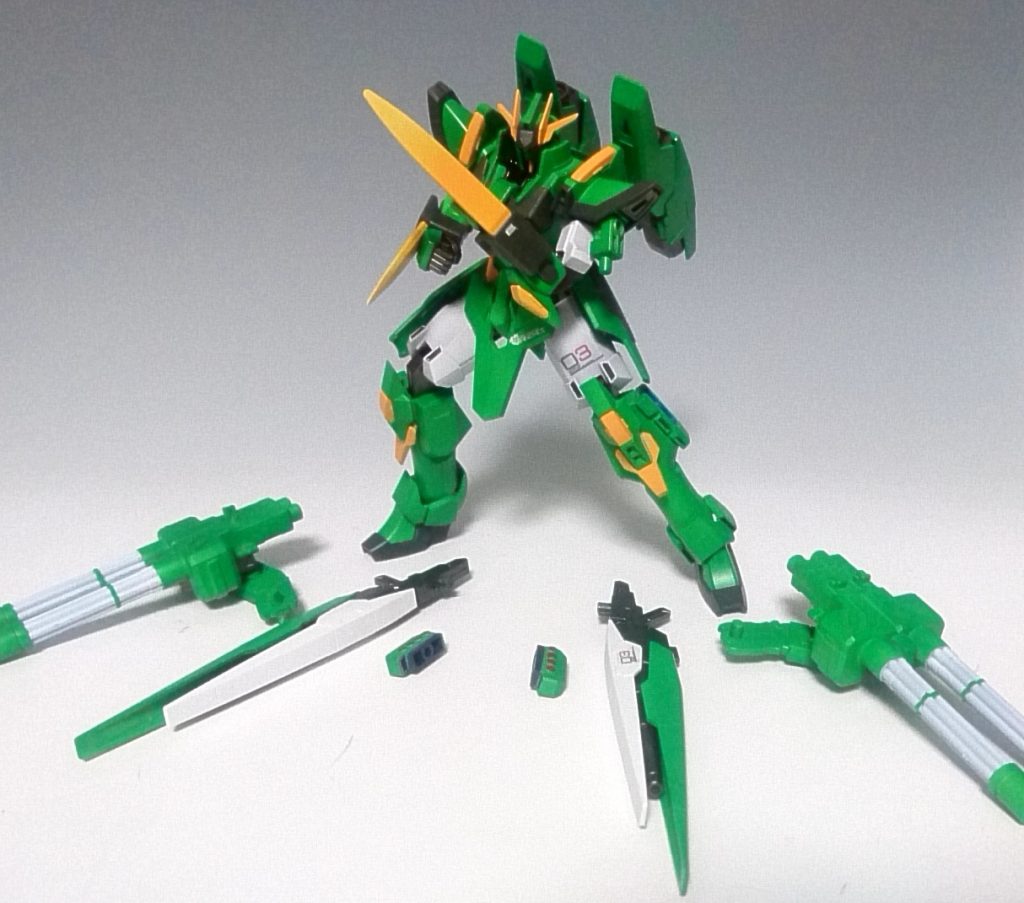 使用し終えた武装はパージしてどんどん身軽になっていきます。パージした後は本来格闘機としてのポテンシャルを発揮します。