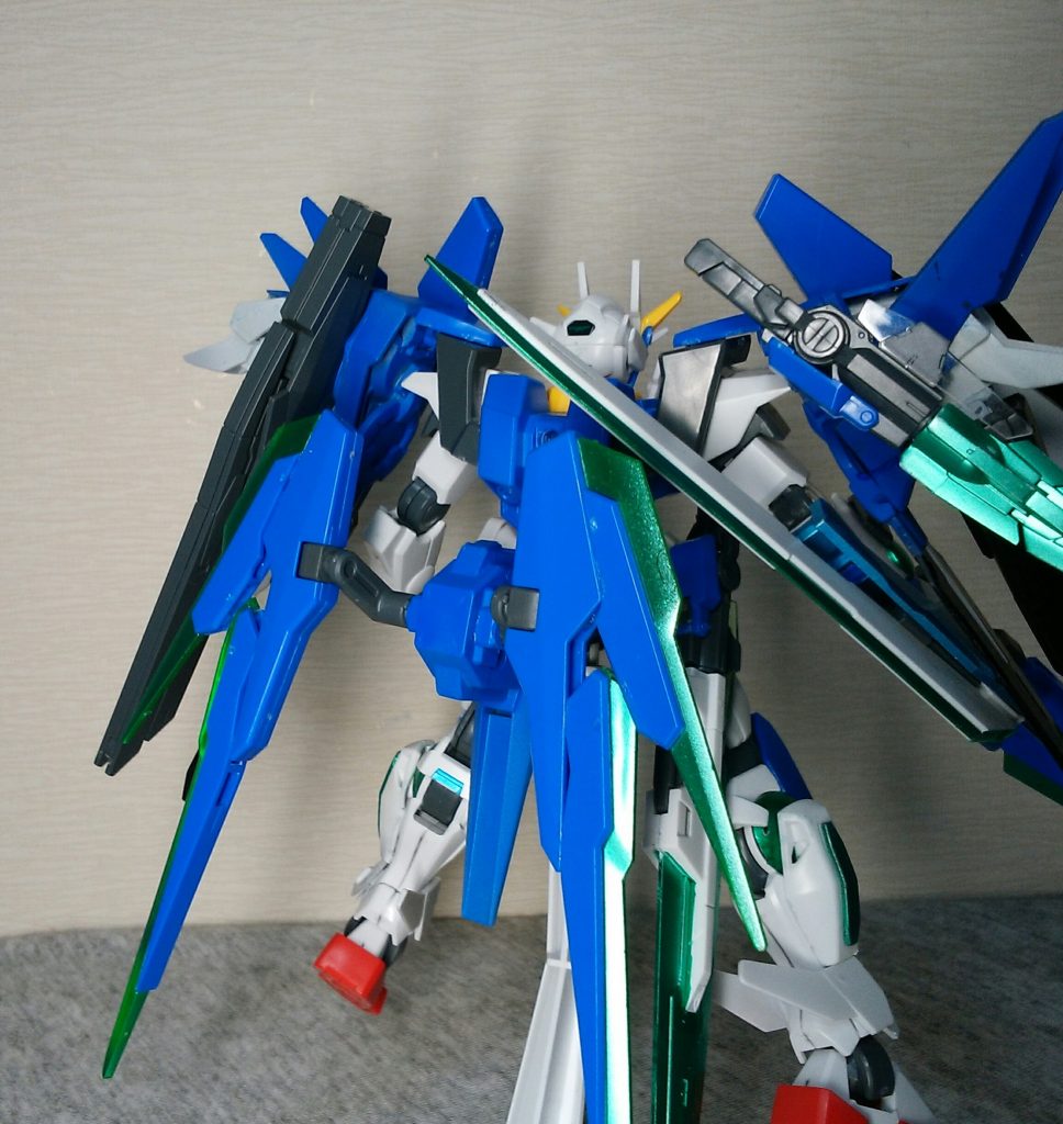 左側GNドライヴにマウントされている「GNバスターキャノン」は「GNバスターソード」に換装可能である。