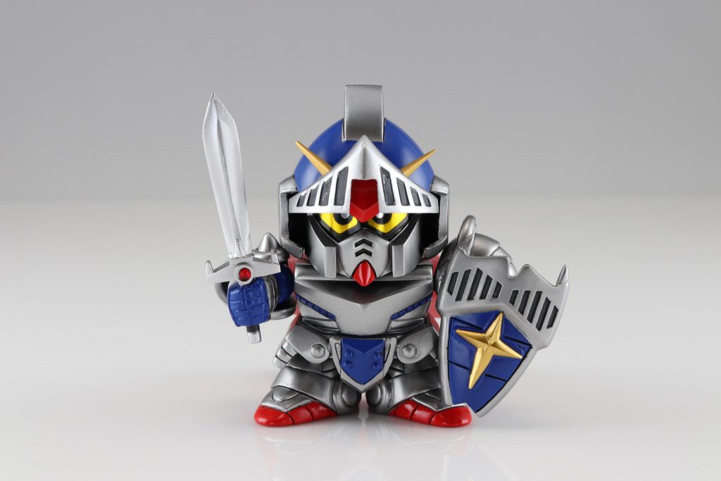 前。キットでは盾の十字と兜のVアンテナはポリパーツで塗装が困難でしたのでバーサルナイトガンダム付属のプラ製アンテナとビルダーズパーツの連邦系レリーフを加工して接着しています。