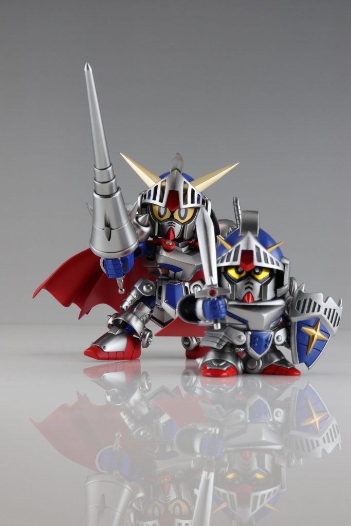 レジェンドBB版騎士ガンダムと並べてみました。旧版(1990年)とLGBB(2012年)までに22年程の時間経過がありますが技術的な進歩以上に高頭身が進んでいてここまでSDの解釈が変化しているのは感慨深いです。