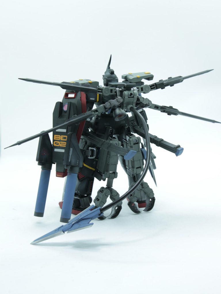 武装はミドルライフルと二連装ガトリングシールド、サムライソード×2、ダガー×2
大型クローアーム、テイルブレード、頭部バルカン