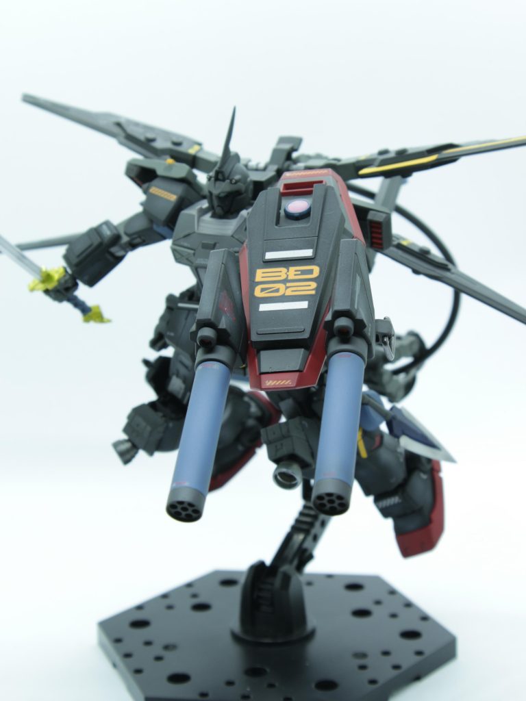 左肩とシールドにはフォース・ビルドダイバーズ2番機を示すBD02のマーキングが、ユッキー本来のパーソナルカラーであるオレンジで記されています