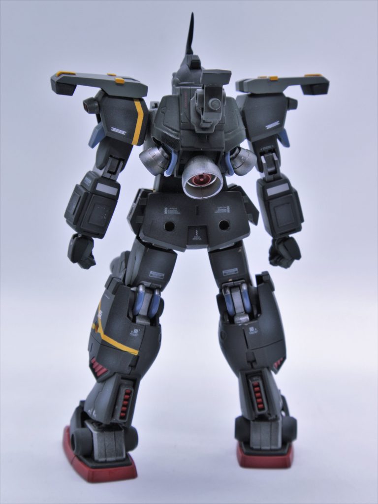 普段はごちゃごちゃしてて全然見えませんが、全部外した状態での後ろ姿です
機動力重視の近接型という設定のため両肩とふくらはぎのバーニアを変更、バックパックはビルダーズパーツのブースターを組み合わせて作りました