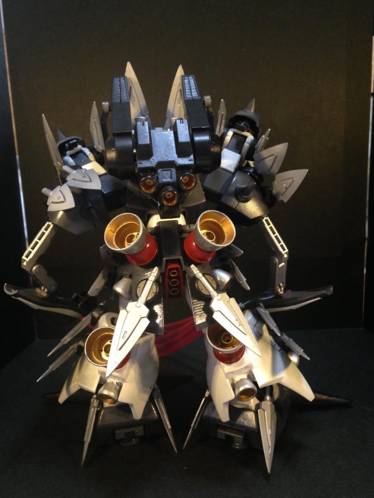 背部・脚部には大型ブースターを装備。これにより高い機動力を得る事ができたが、それに伴い機体を乗りこなすためには相応の練度が必要となった。