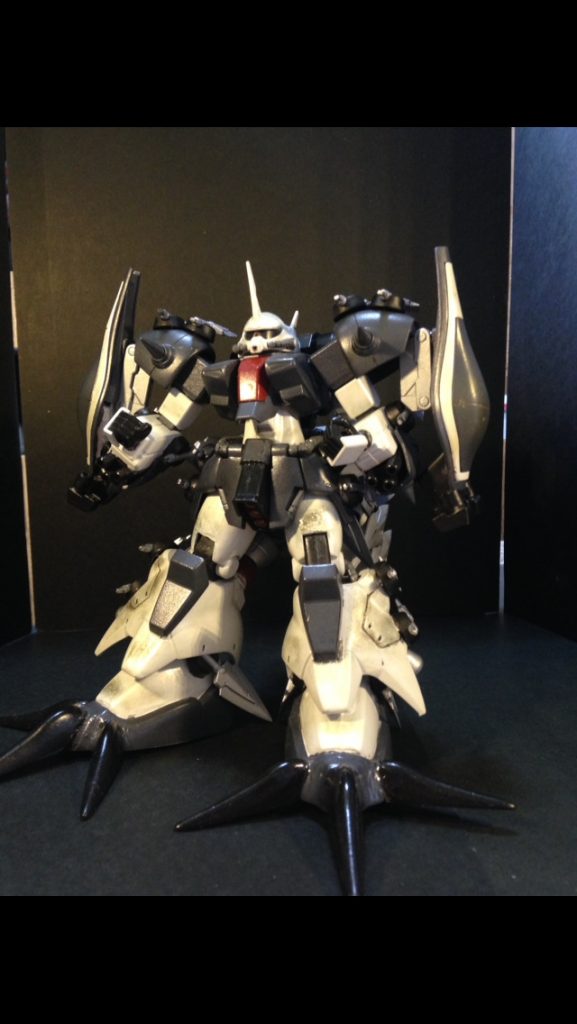 (本来の)基本形態となる姿。ビームクローは肩部シールドとして機能しているがこの状態でも展開することが可能。