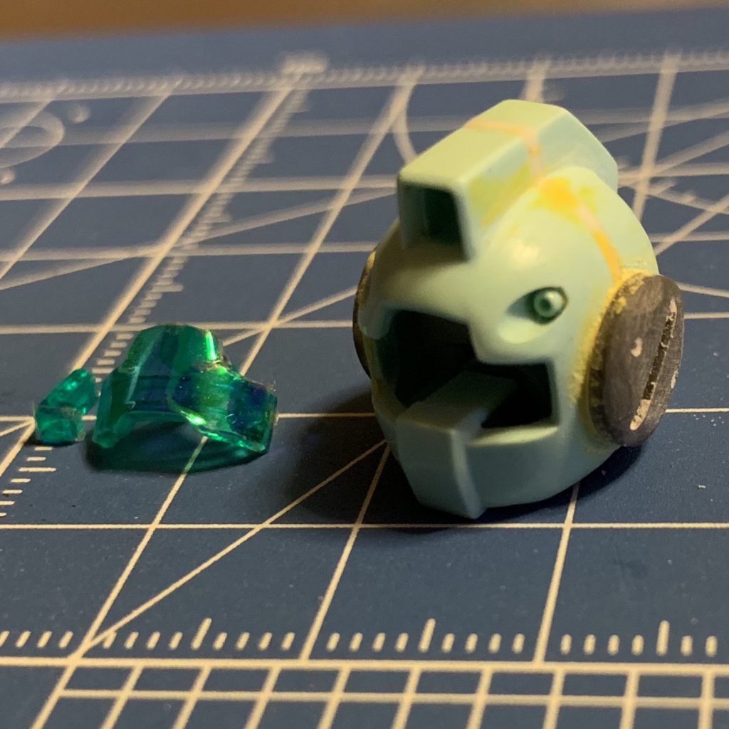 顔を前後に延長、バイザーにオーロラシールを張りました。