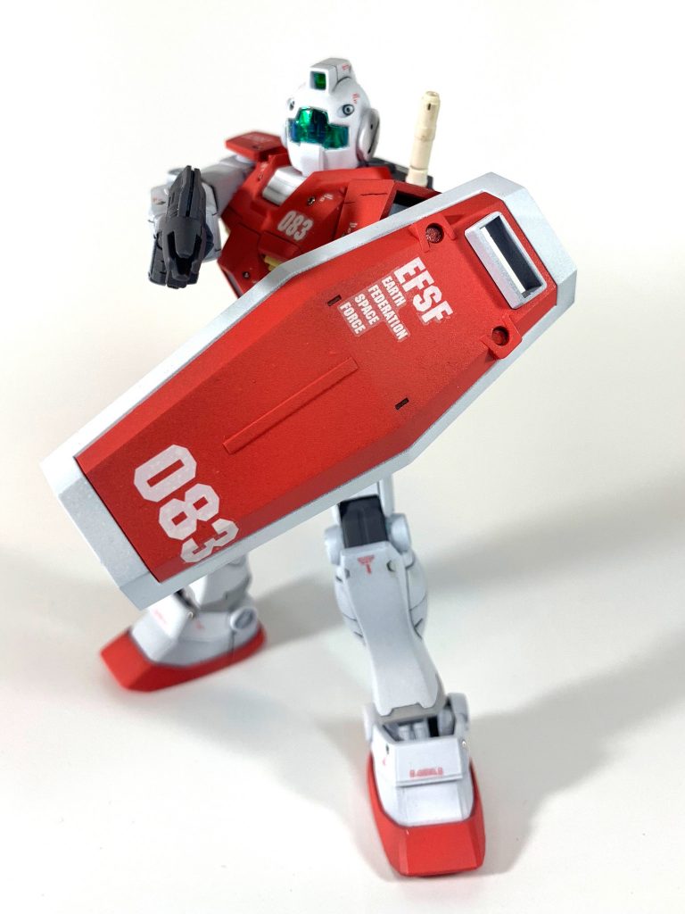 盾を構えてこそのジムです。