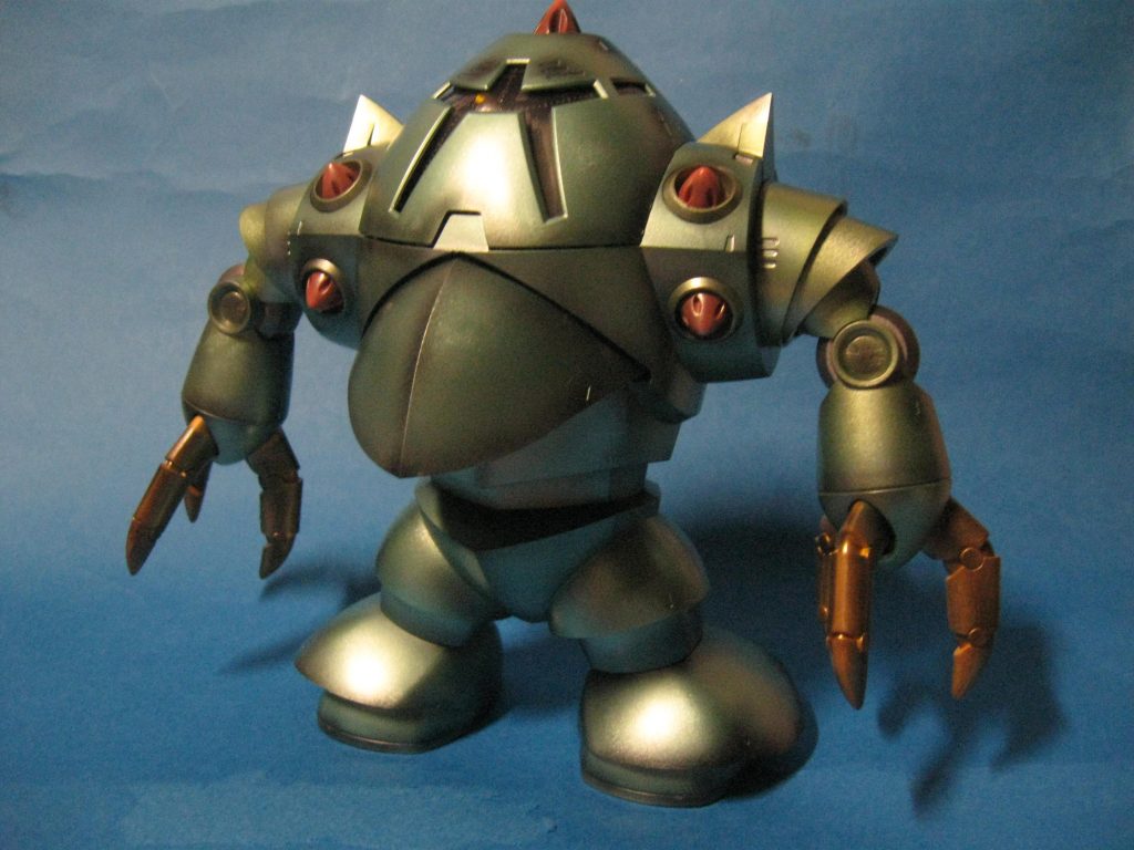 巨大感を強調するようにメタリック塗装を吹き重ねています。