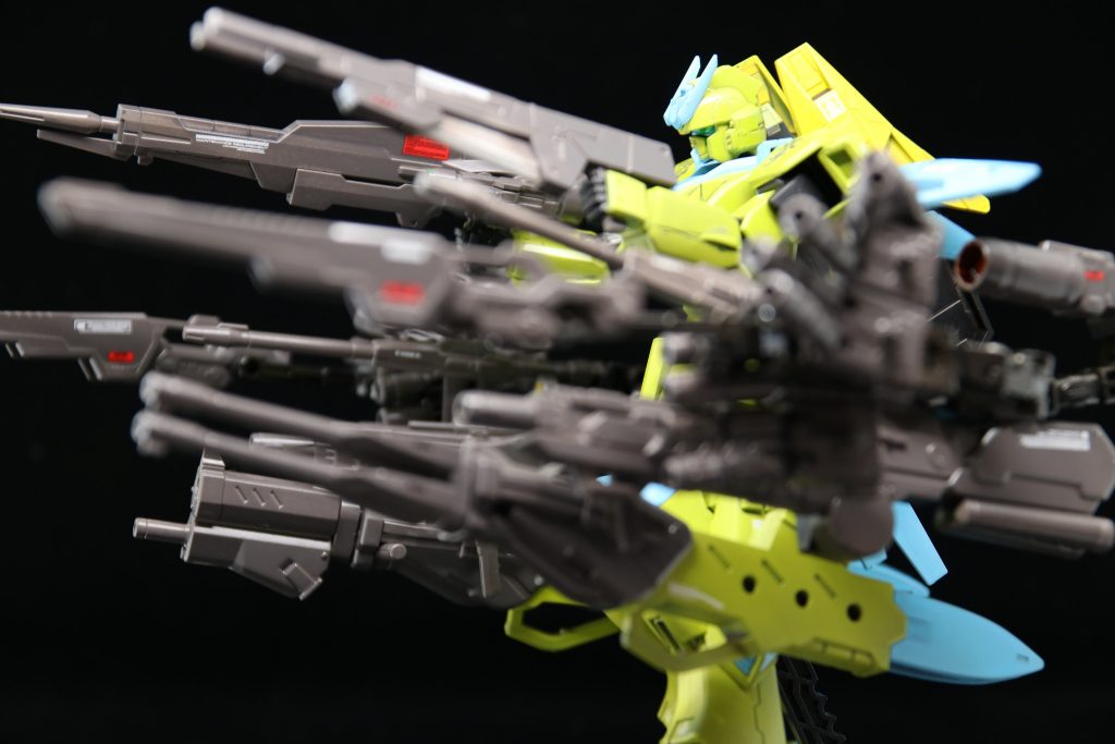 基本左右対称の武器構成です。ビームバズーカ×1、ロングビームライフル×1、レールガン×1、240ミリメガビームキャノン×1、五連装ビーム砲×2を左右に配置。ある程度稼働するため、全方位マルチロック対応です。