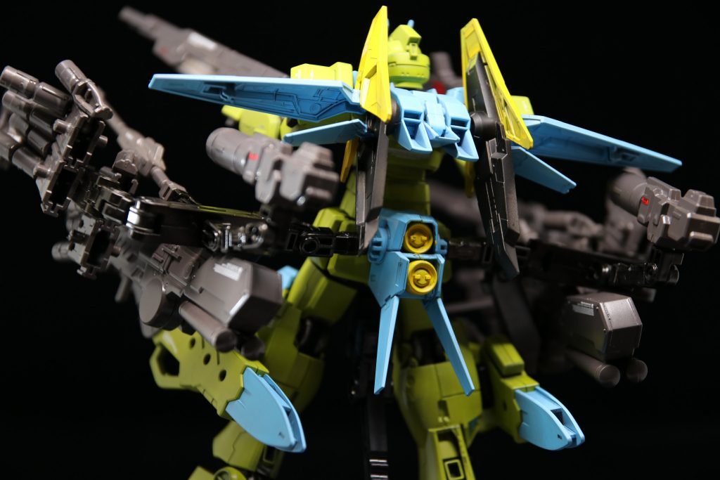 バックパックにはダイバーエースのものと、サヴァーニャ?の二つを配置し推進力とエネルギーの確保を。