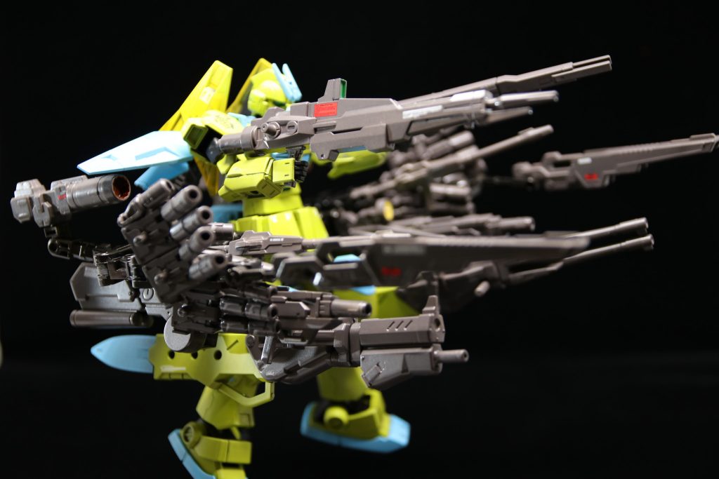 ちょっとお気に入りのアングル。雷撃の名に恥じぬ激しいビーム戦を得意とする反面近接戦闘は捨ててます。