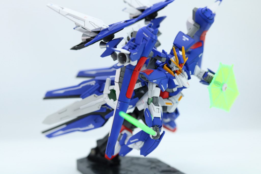 サーベルとシールドはF91の物を採用
腰のサイドアーマー内に格納されている設定です。