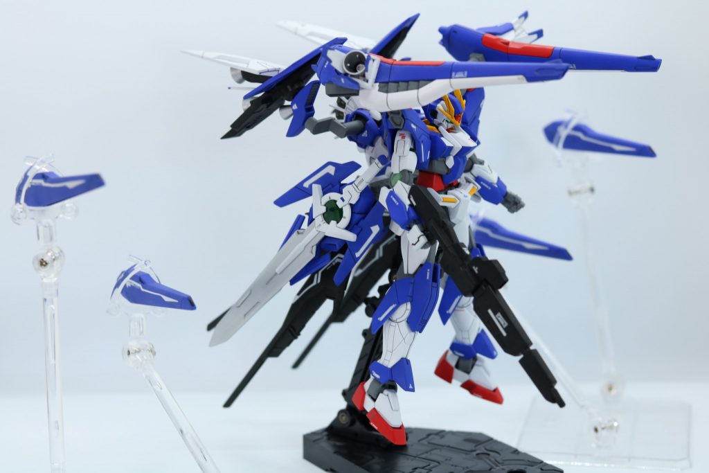 ビーム砲とドラグーン展開による、遠距離攻撃状態です。
塗装前はでかくて浮いているイメージのあったビーム砲も、色を合わせたことによりまとまったかなと思います。