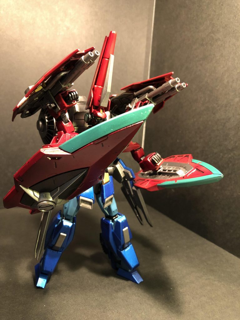 腕部シールドと肩部シールドを肩部を回転させることで入れ替えた格闘形態。大型シールド先端部分には実体ブレードを装備しており、その質量も相まって高い破壊力を持つ。