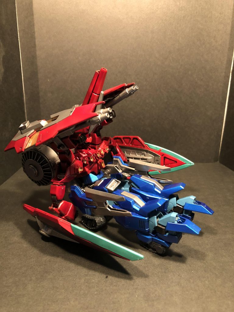 陸戦砲撃形態。脚部に備えられたキャタピラにより陸戦での安定した砲撃・走行が可能となる。