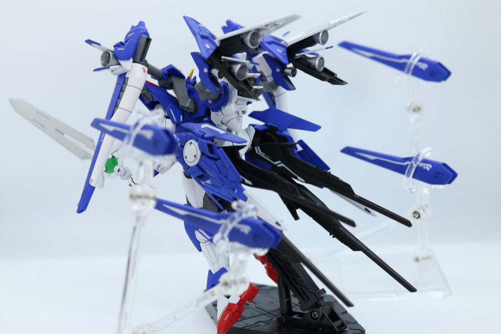 ドラグーン展開における近接突撃のバックショットです。