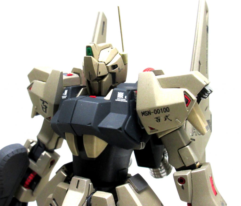 アンテナは0.5ミリの真鍮線に置き換え、赤いプラチップを各所に貼り付けました