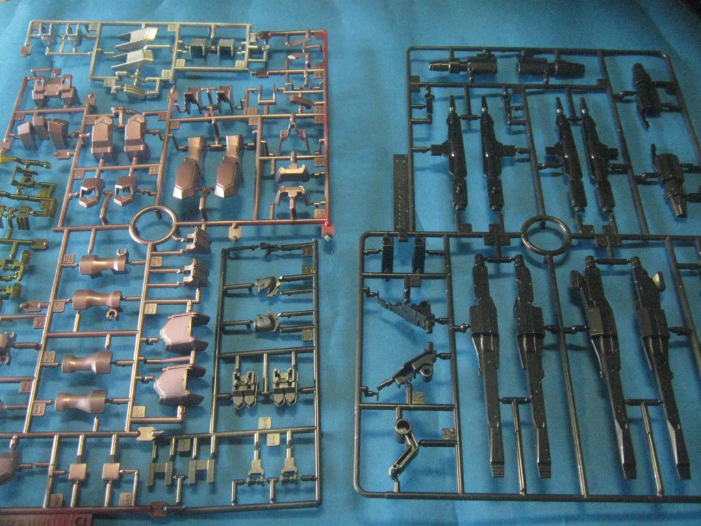 組み立て前にゲート状態で吹き重ねってあります。