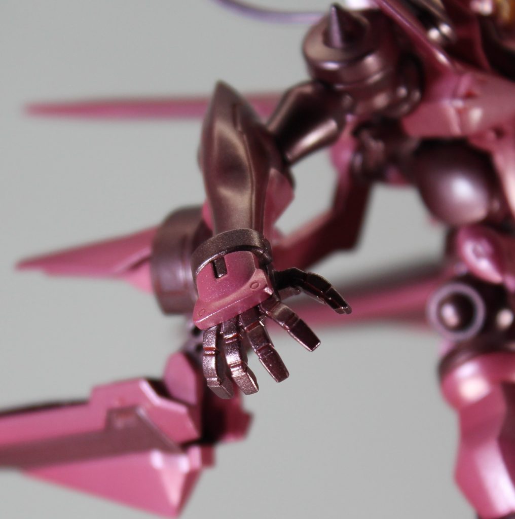 右平手に表情を付けただけで随分印象が異なると思います。