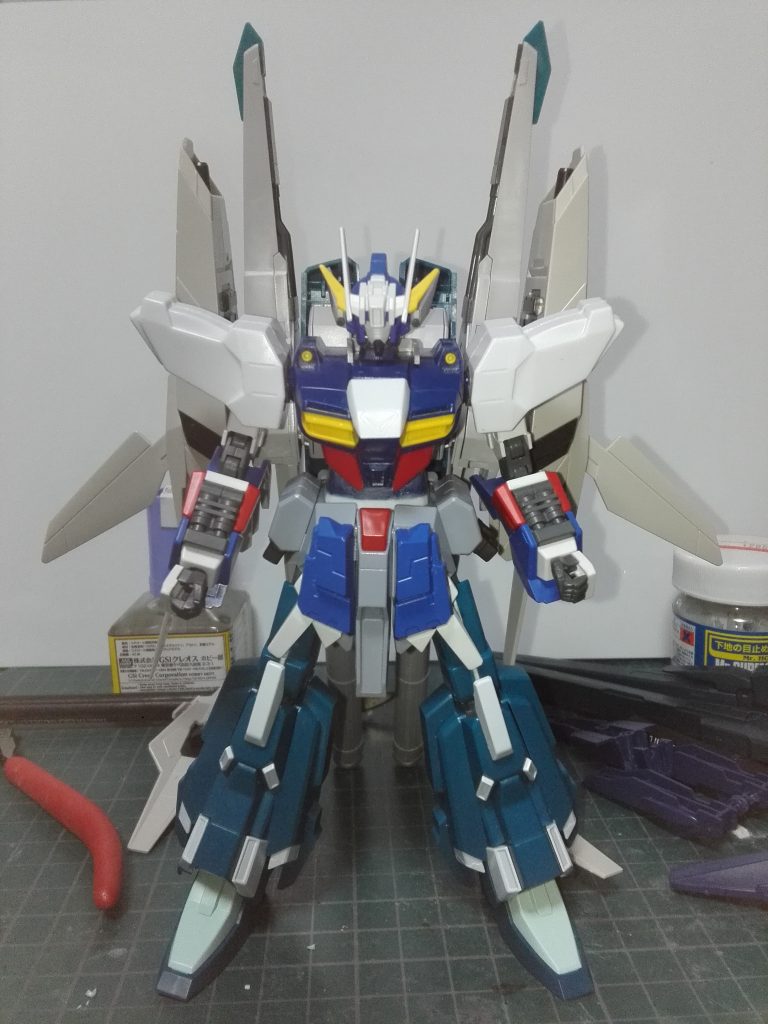 デカいバックパックに合うガンプラとして、
なるべく1/144で大きいガンプラを選び、ミキシングビルド。
胴体と肩は旧キットF90シリーズよりチョイス。
プロポーションが気になる所はプラ板で幅増し。