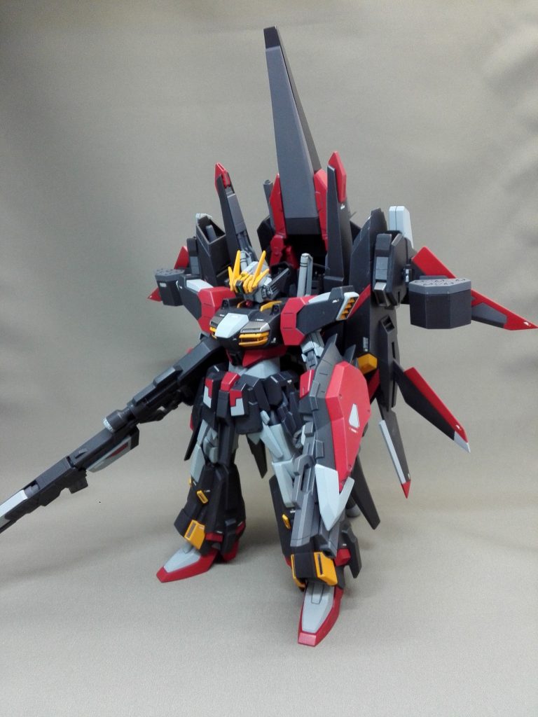 パーソナルカラーの黒と紅、アクセントに明灰白色で塗装してます。
変形用機首兼シールドは大き過ぎて近接戦闘に向いてないので、
ひと回り小さいシールドを装備。これも変形に必要なパーツ。