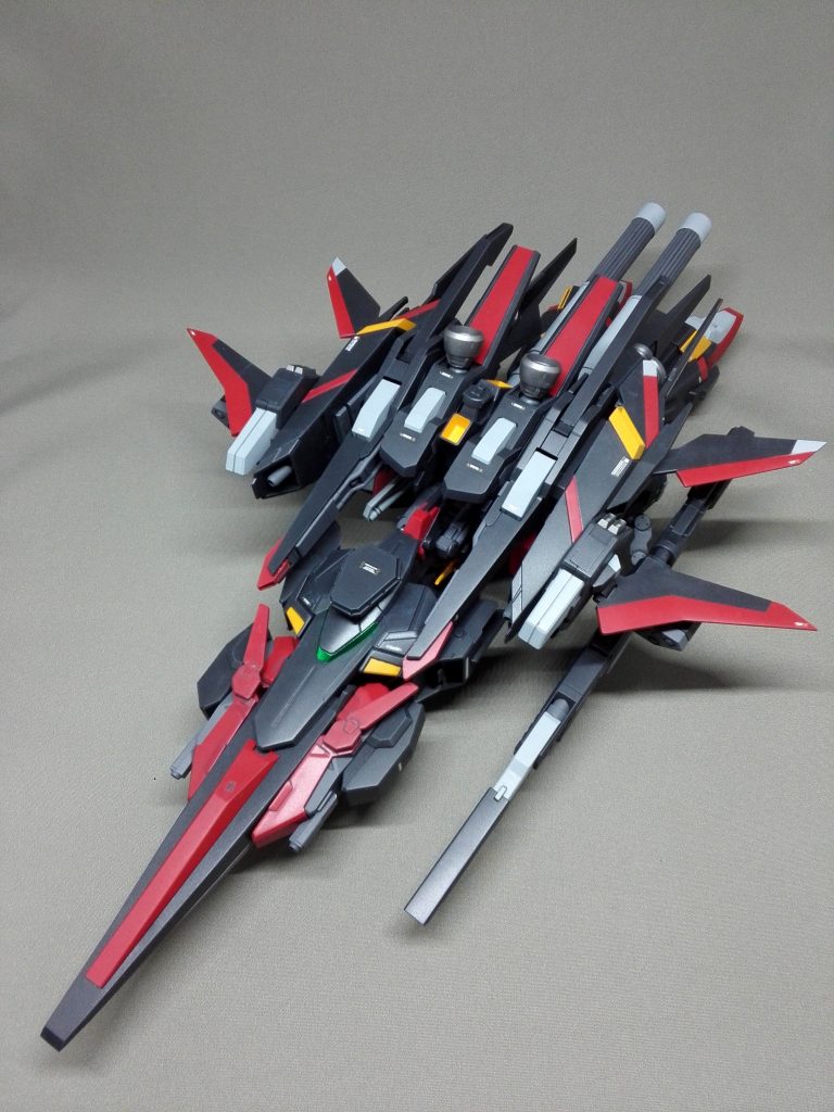 ウェイブライダー形態。
長時間移動の際はこの形態へ変形。
またほとんどの兵器が正面へ向いている為、対艦戦闘に有効。