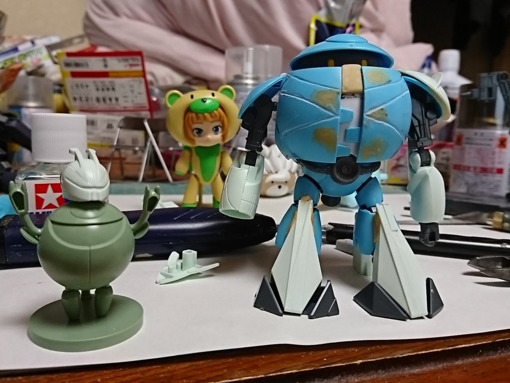 足はパテで接着。右腕は、当時取り外せるようにするために、一回切断してます。