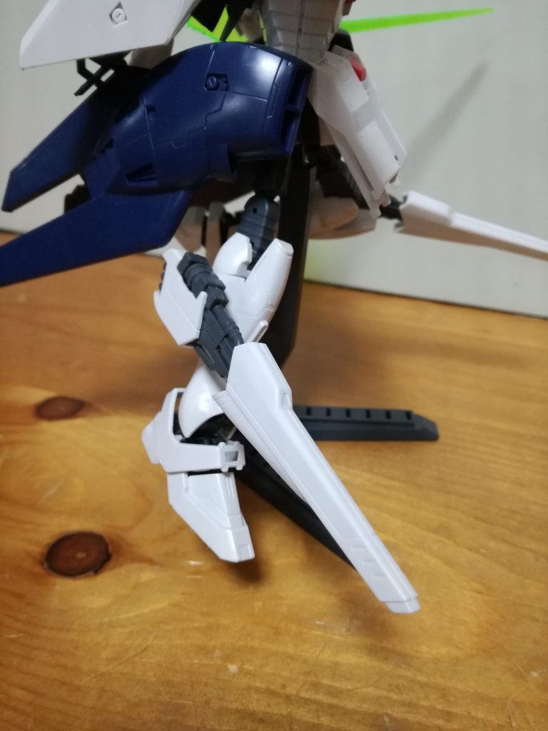 脚部にヴェスパーくっつきそうだったので付けちゃいました。、、、これどうやって使うんだろう？