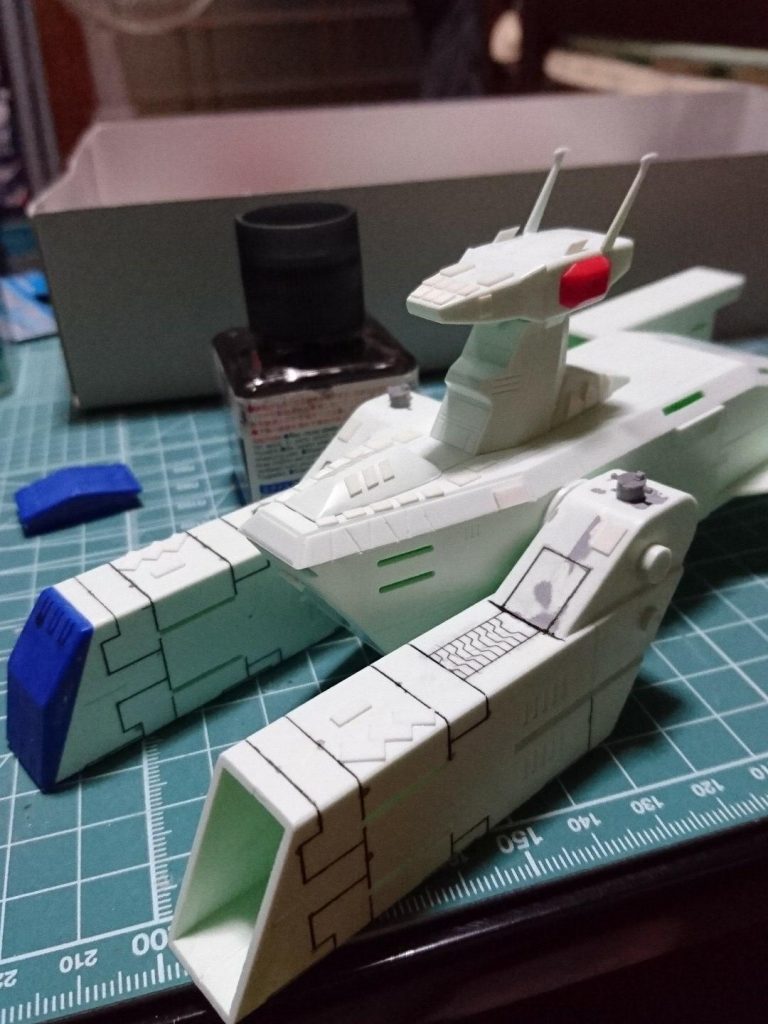 甲板には開きそうなハッチっぽいディテールやヘリポートっぽい円を追加してます。