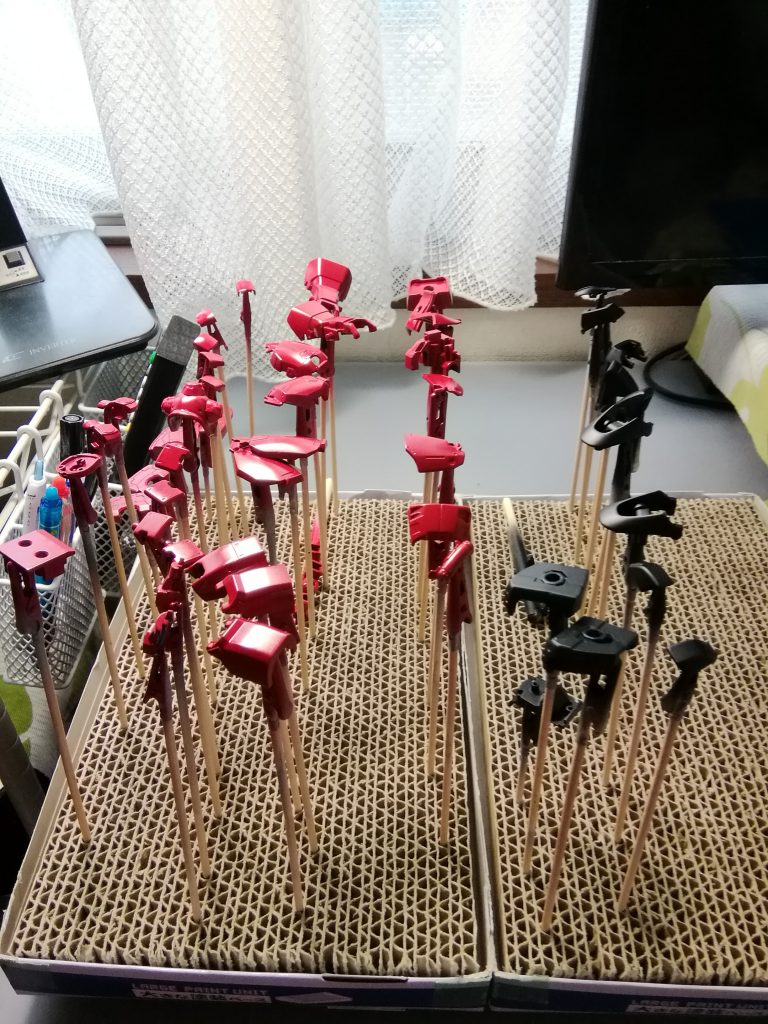 塗装を吹いた後。ジョニーの赤はタミヤスプレーの「イタリアンレッド」です。ラッカー塗装環境が無いので全て外吹き。暑い時分で汗だくに。