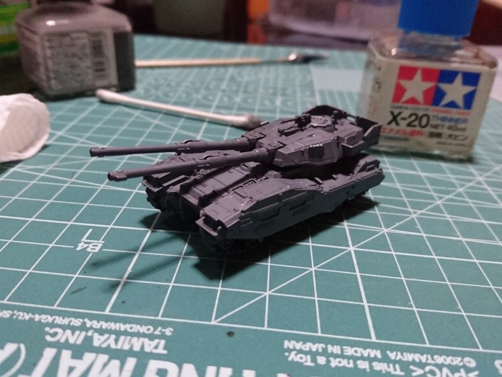 いや過程も何も砲身に穴開けて履帯ガンメタ本体ダークシーグレーでベタ塗りしただけなんですが