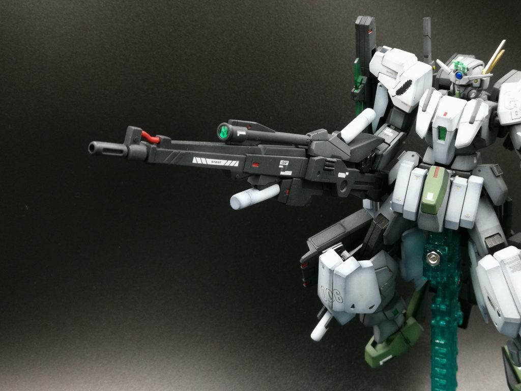 武装はGNHW/Rの他に追加として「GNロングバスターライフル」。
攻撃面の強化です。デュナメスの高高度狙撃銃を参考にした物で、長距離射撃による先制攻撃を目的としたという設定です。