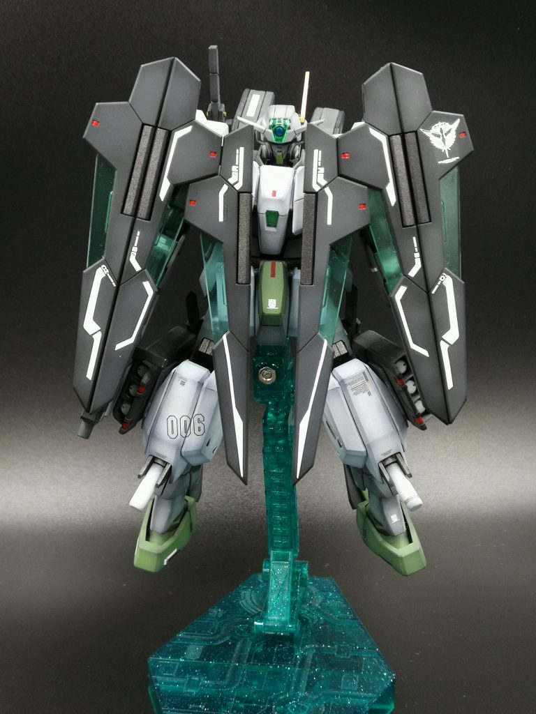 防御面の強化としてGNライフルビットをシールドとして使用出来ます。
デュナメスのようなマント状にすることも。