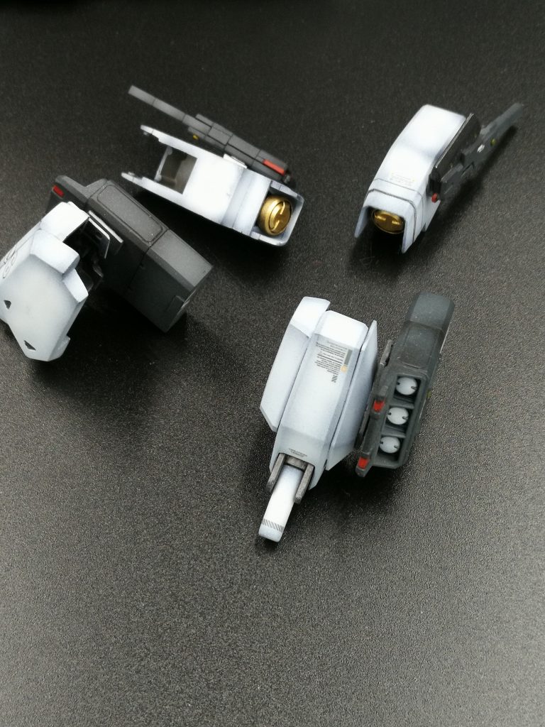 攻撃面·防御面·機動面の強化として追加装甲&GNミサイルとGNスラスターを追加しています。
GNミサイルは内部に小型のGNマイクロミサイルがあり、弾幕となる設定です。