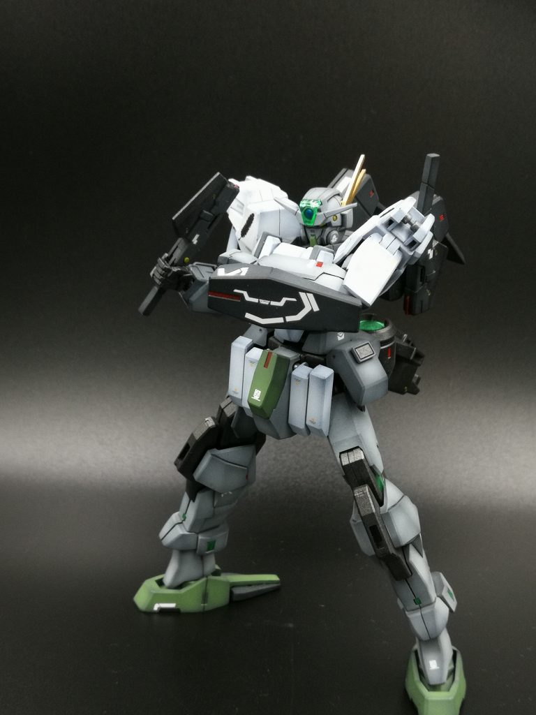 腕にGNシールドビットを装着して戦闘することも出来ます。