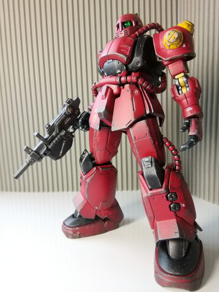 立ち斜めから。左肩のスパイクもどきがジョニー専用機であることをアピール。右肩には見えませんが‟RB”の文字のデカール貼ってあります。RBってなんの略なんすかね？